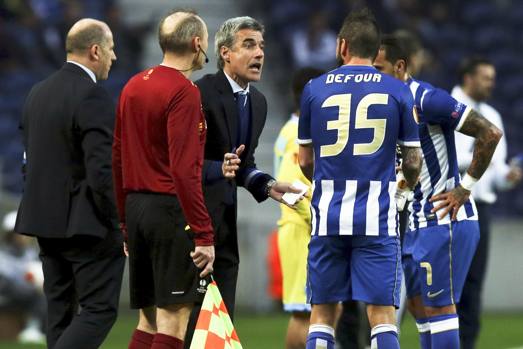 Lucas Castro dà consigli a Defour e Quaresma. Epa